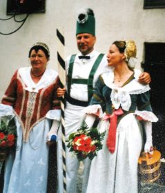 Forellenwirtin Ursel Lietz, Tochter und Schwiegersohn, beim Ulmer Fischerstechen, 2001.JPG